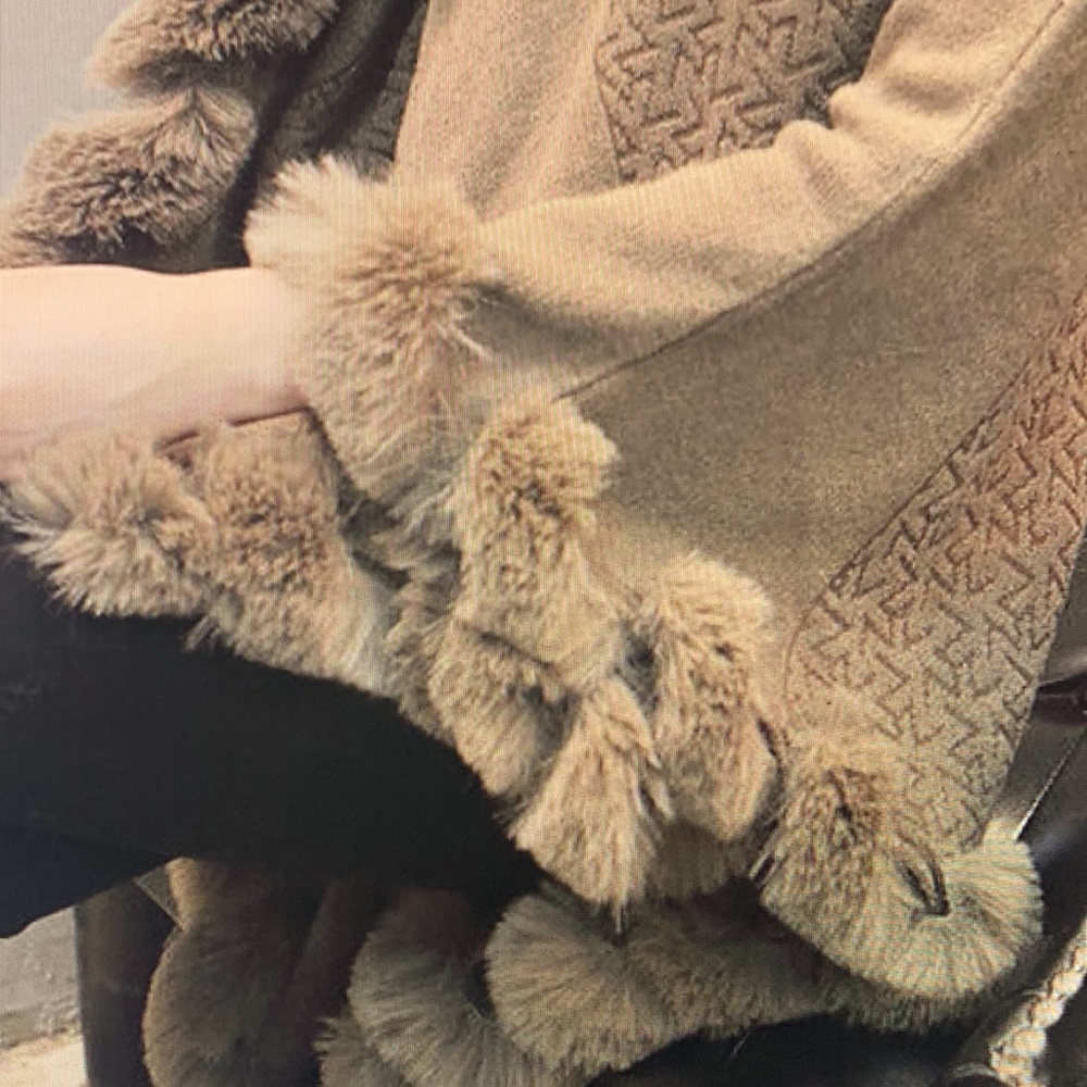 Pretty Poncho knitted cape faux fur - Picture 7 of 8